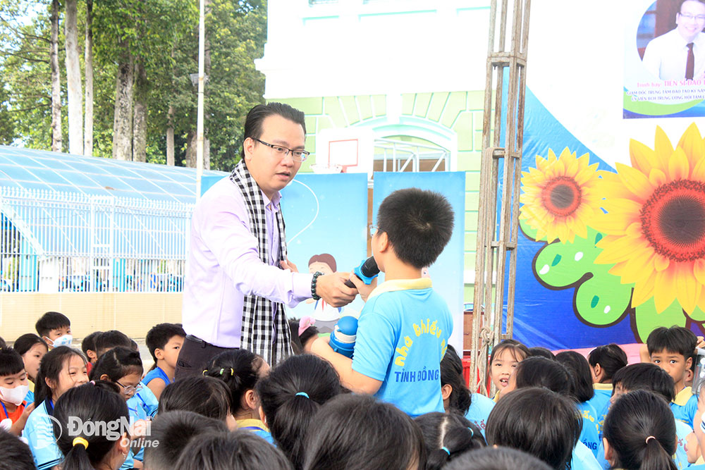 TS Đào Lê Hòa An, Ủy viên Ban chấp hành Hội Tâm lý học Việt Nam, Giám đốc Trung tâm Đào tạo kỹ năng sống 4.0 Jobway trao đổi với học sinh ở TP.Biên Hòa chuyên đề bảo vệ bản thân trên internet. Ảnh: N.Sơn