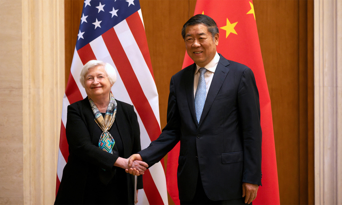 Phó thủ tướng Trung Quốc Hà Lập Phong (phải) và  Bộ trưởng Tài chính Mỹ Janet Yellen trước cuộc gặp tại Bắc Kinh ngày 8/7. Ảnh: Reuters