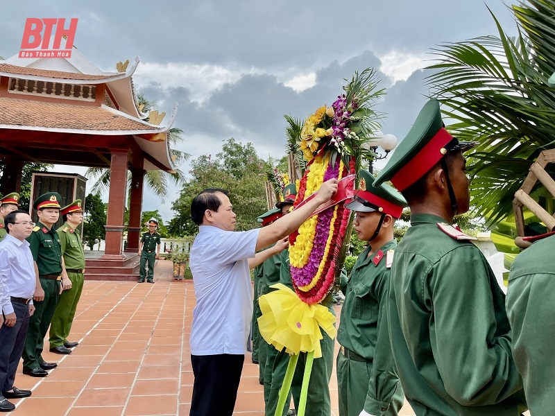 Trưởng Ban Tổ chức Tỉnh ủy Nguyễn Văn Hùng viếng Nghĩa trang liệt sĩ và thăm, tặng quà gia đình chính sách tại huyện Triệu Sơn