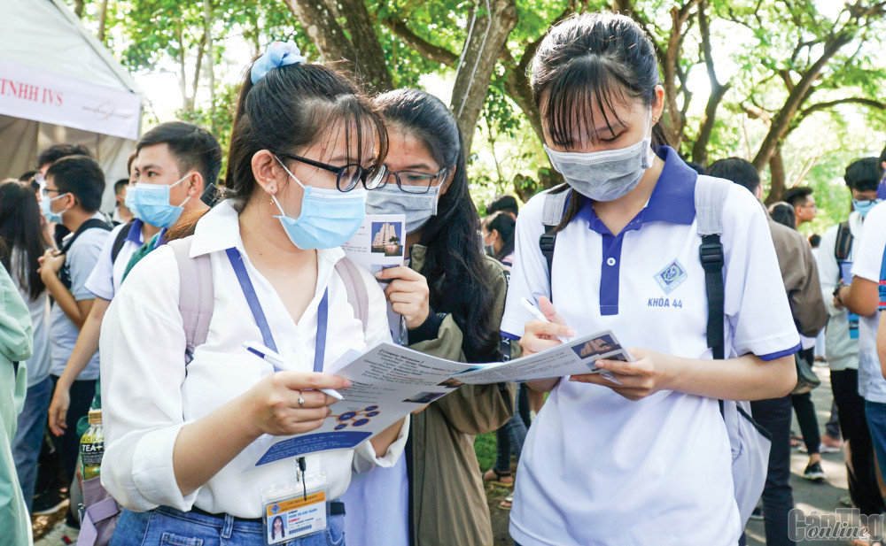 Sinh viên Trường ĐHCT tìm thông tin tại Ngày hội việc làm.