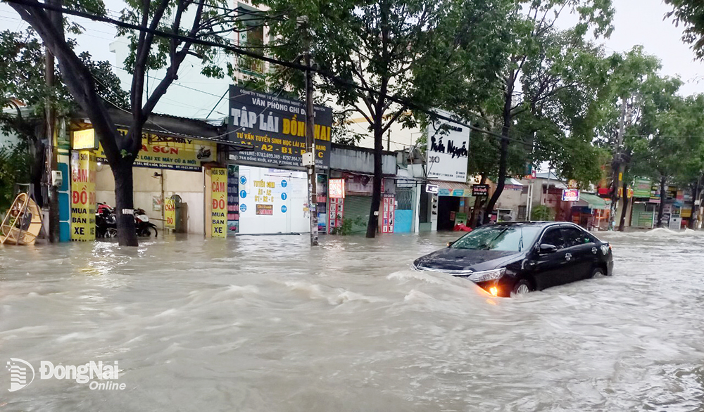  Khu vực cầu Đồng Khởi là điểm nóng về tình trạng ngập nước khi trời mưa thời gian qua (Ảnh các phương tiện bị ngập nước tại khu vực cầu Đồng Khởi sau cơn mưa vào chiểu ngày 30-6)