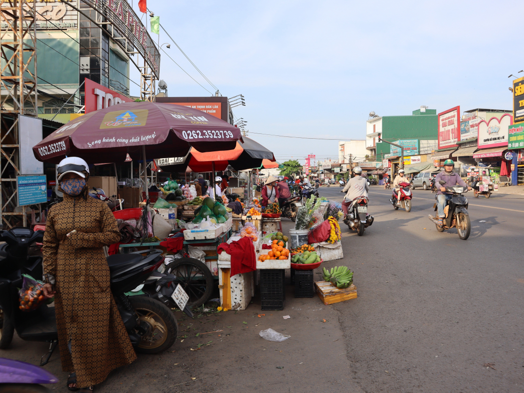 Tình trạng lấn chiếm hành lang, lòng đường làm nơi buôn bán diễn ra hàng ngày trên nhiều tuyến quốc lộ qua địa bàn tỉnh.