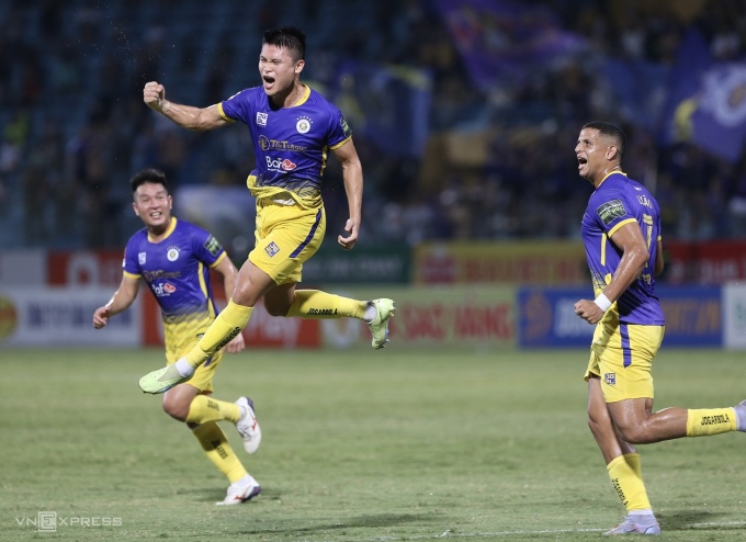 Phạm Tuấn Hải (giữa) ghi bàn giúp Hà Nội FC thắng 1-0 Nam Định ở vòng 11 V-League tối 4/6/2023. Ảnh: Hiếu Lương