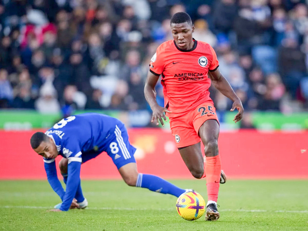 Caicedo (phải) vượt qua một cầu thủ Leicester City ở EPL mùa rồi. Ảnh: Getty Images