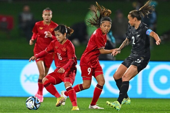 Tiền vệ Dương Thị Vân (số 16) thi đấu trận Việt Nam thua 0-2 New Zealand. Ảnh: AFP