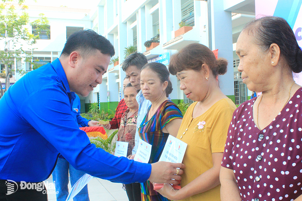 Phó bí thư Tỉnh đoàn Nguyễn Hiếu Trung tặng quà cho đại diện các gia đình chính sách có hoàn cảnh khó khăn tại xã Phước Khánh (H.Nhơn Trạch)