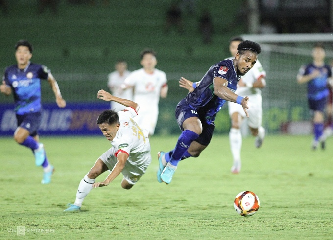 Bình Định (áo xanh) đẩy HAGL (áo trắng) xuống nhóm đua trụ hạng ở giai đoạn hai V-League 2023. Ảnh: Dũng Nguyễn