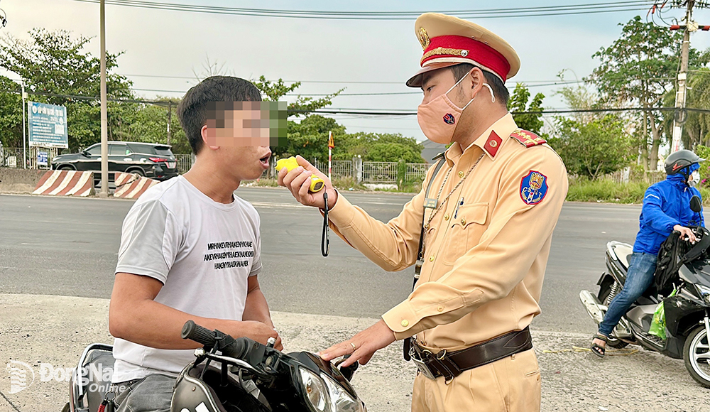 Phòng Cảnh sát giao thông Công an tỉnh kiểm tra nồng độ cồn đối với người tham gia giao thông trên quốc lộ 51 (TP.Biên Hòa)