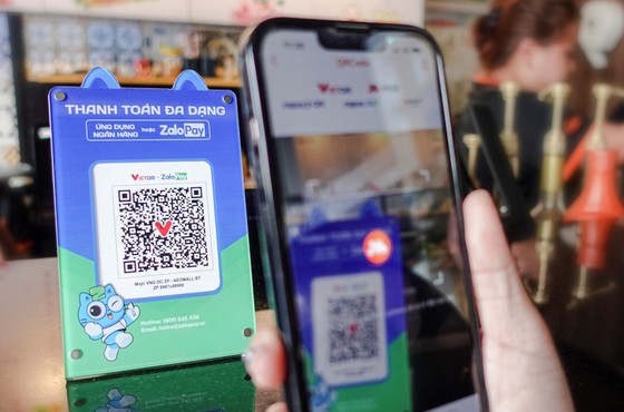 Khách hàng linh hoạt sử dụng ứng dụng ngân hàng hoặc Ví điện tử ZaloPay để quét mã ZaloPay QR đa năng và thanh toán