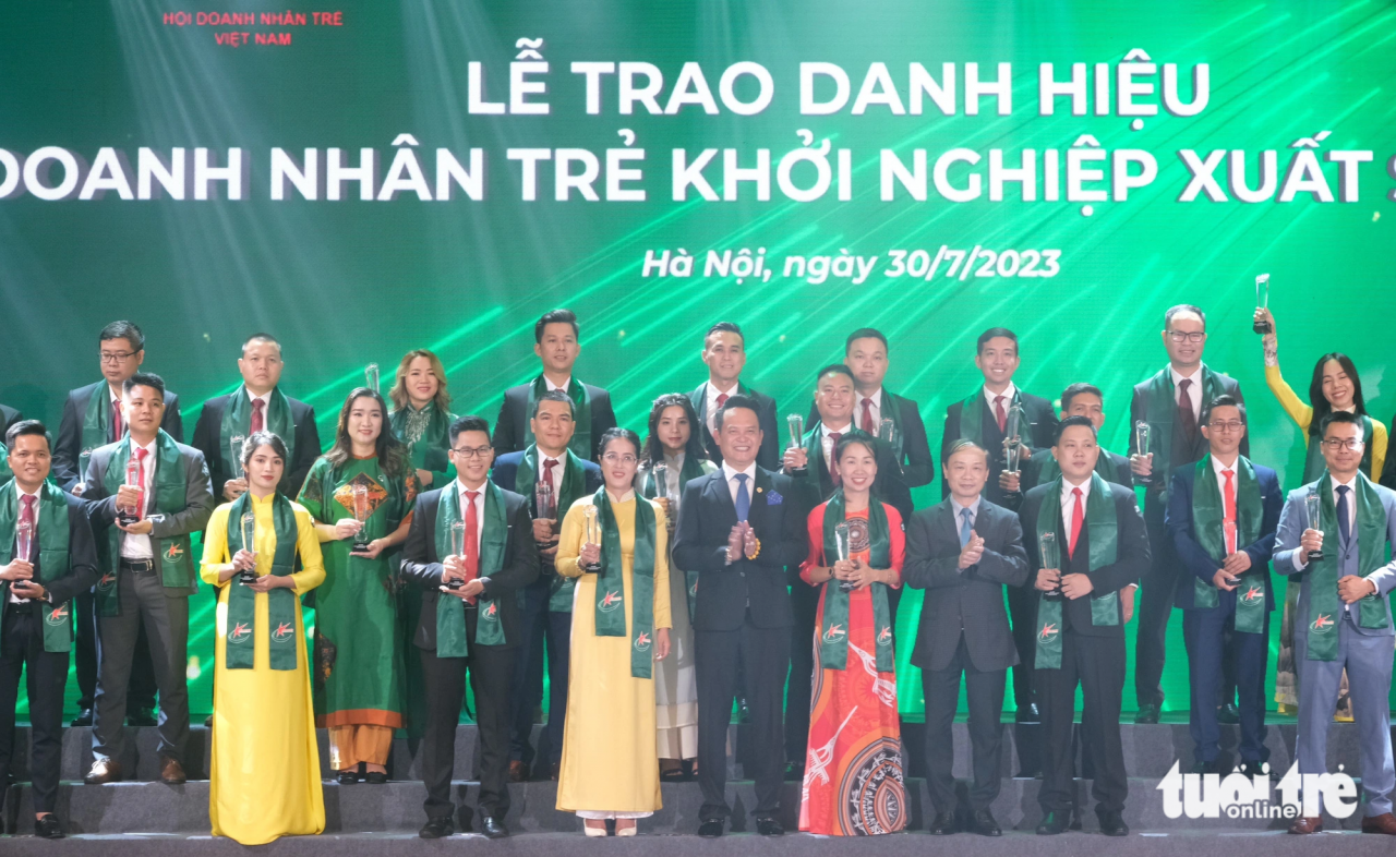 Trao danh hiệu Doanh nhân trẻ khởi nghiệp xuất sắc năm 2023 - Ảnh: HÀ THANH