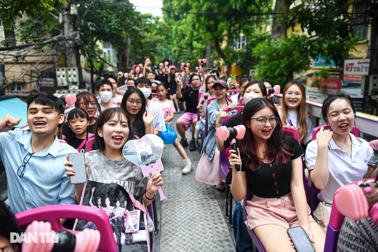 Hàng trăm fan diễu hành trên xe bus 2 tầng chào đón Blackpink đến Hà Nội - 4