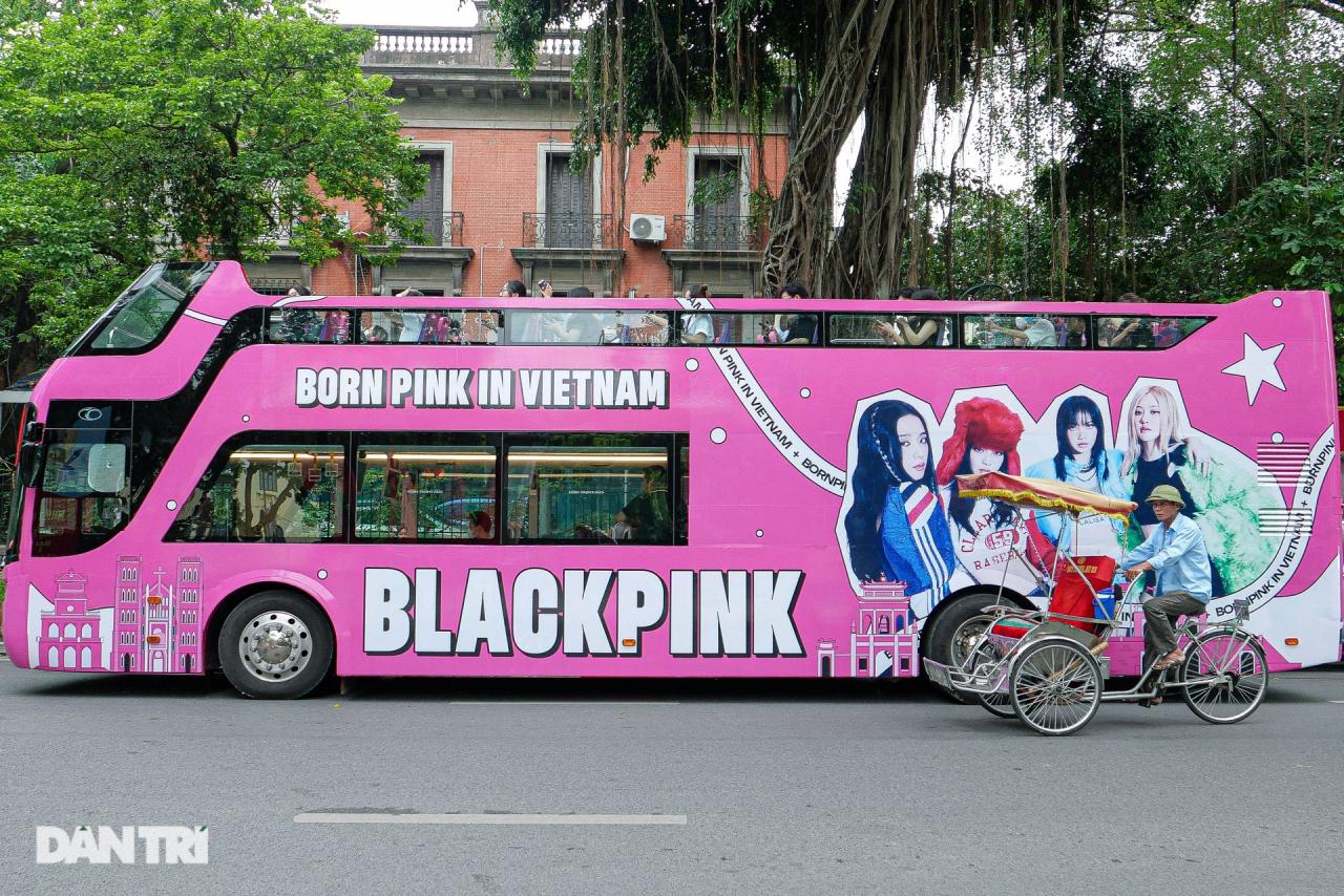 Hàng trăm fan diễu hành trên xe bus 2 tầng chào đón Blackpink đến Hà Nội - 2