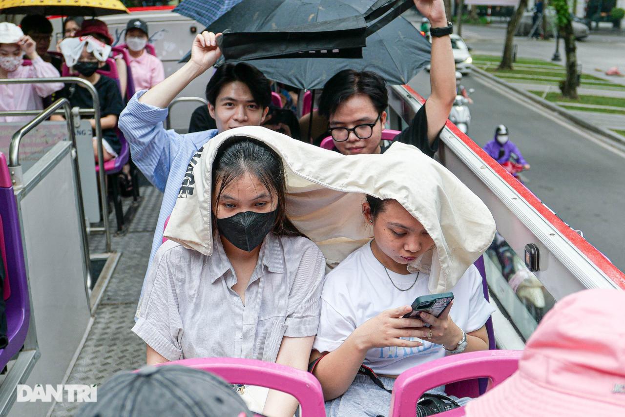 Hàng trăm fan diễu hành trên xe bus 2 tầng chào đón Blackpink đến Hà Nội - 5