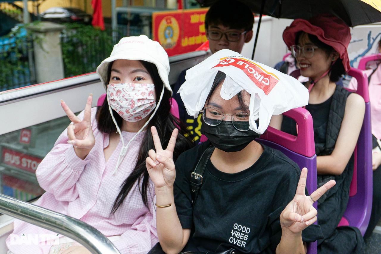 Hàng trăm fan diễu hành trên xe bus 2 tầng chào đón Blackpink đến Hà Nội - 6