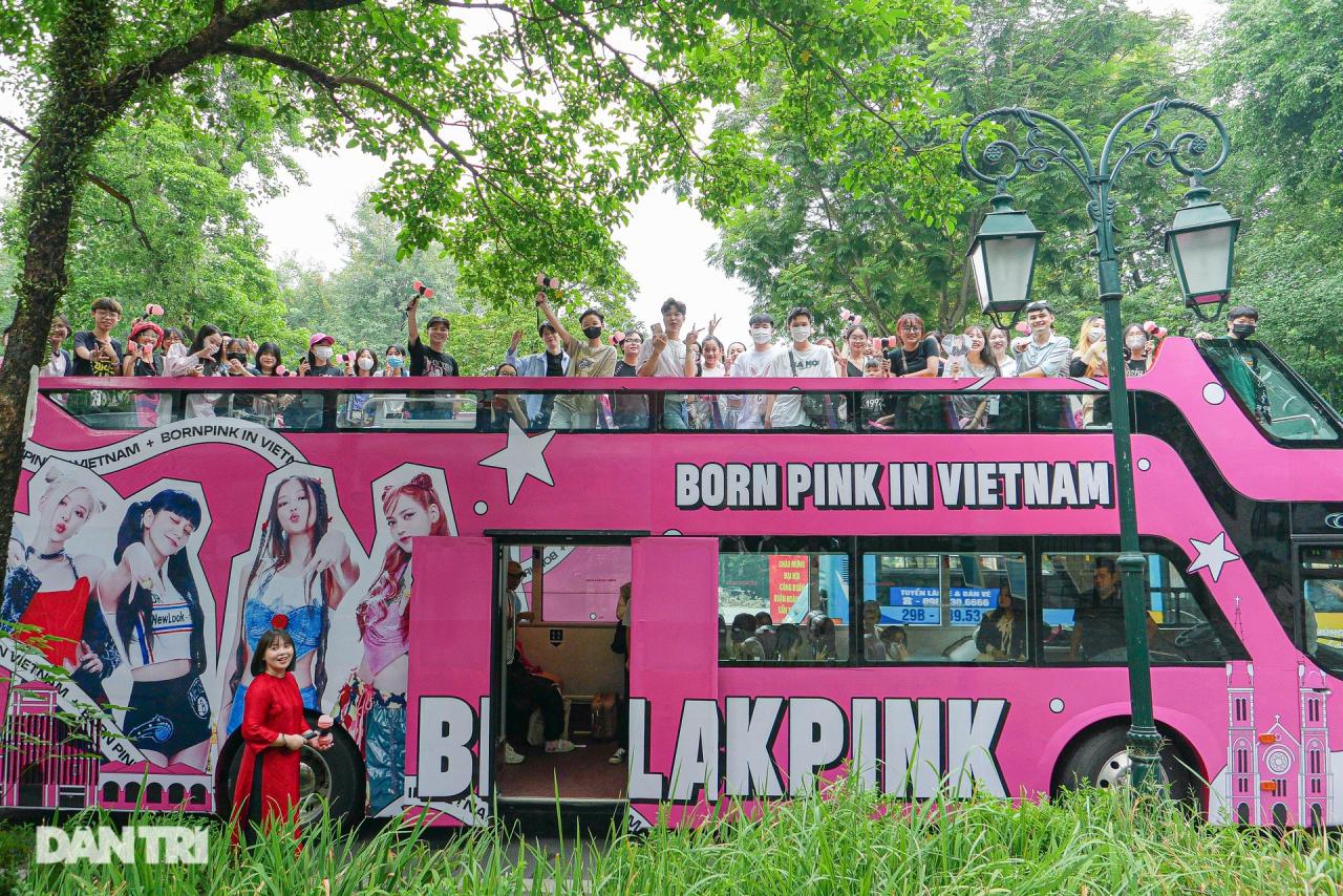 Hàng trăm fan diễu hành trên xe bus 2 tầng chào đón Blackpink đến Hà Nội - 1