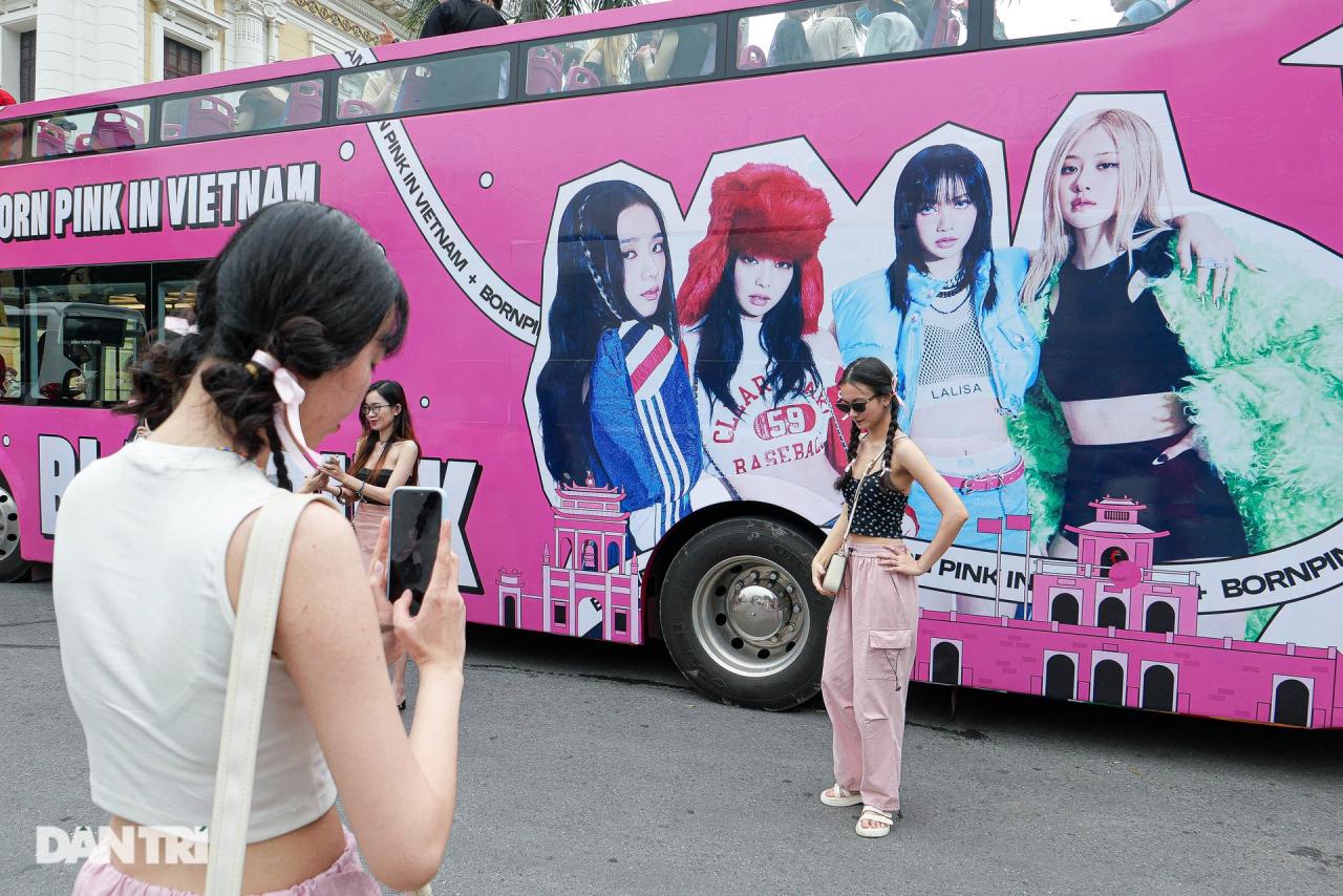 Hàng trăm fan diễu hành trên xe bus 2 tầng chào đón Blackpink đến Hà Nội - 10