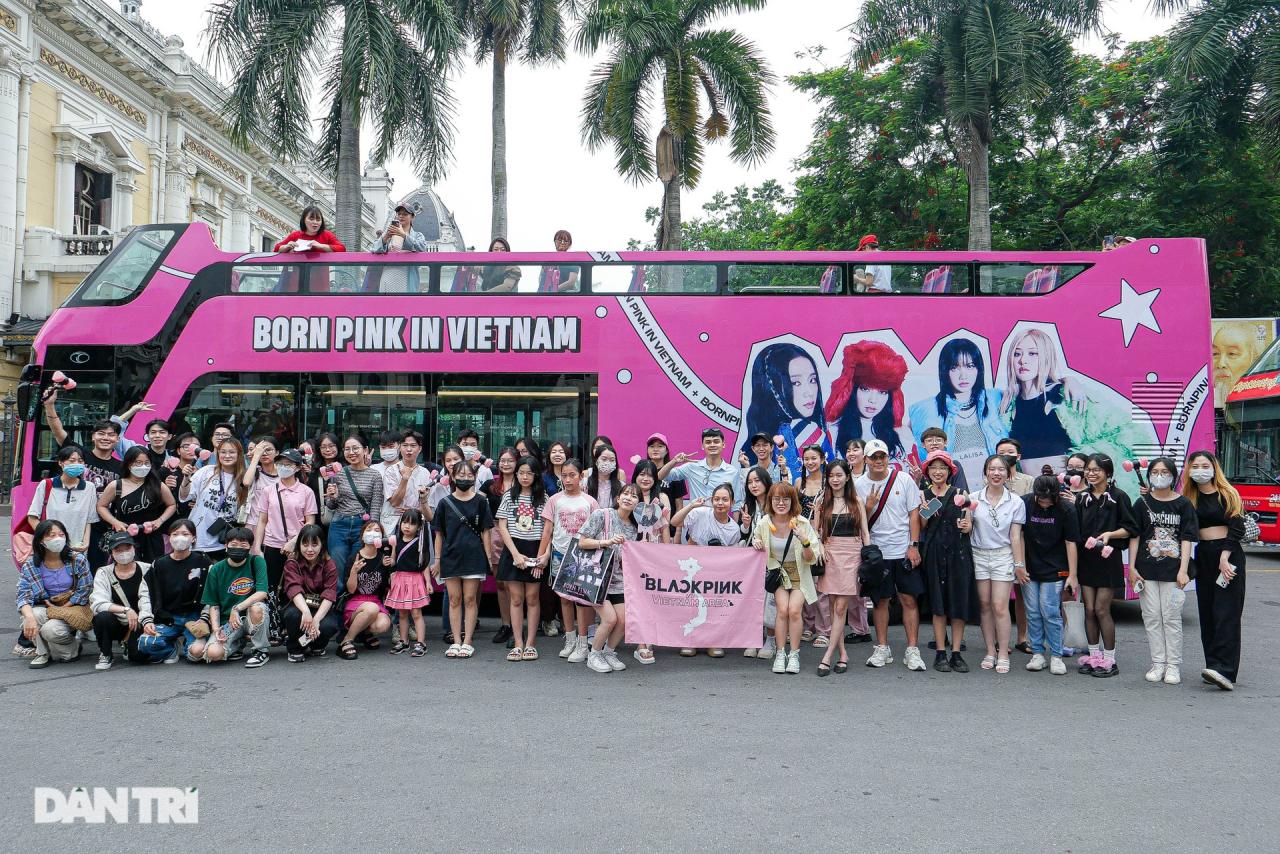 Hàng trăm fan diễu hành trên xe bus 2 tầng chào đón Blackpink đến Hà Nội - 8