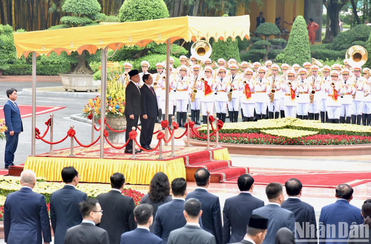 [Ảnh] Thủ tướng Phạm Minh Chính chủ trì Lễ đón Thủ tướng Malaysia Anwar Ibrahim và Phu nhân ảnh 3