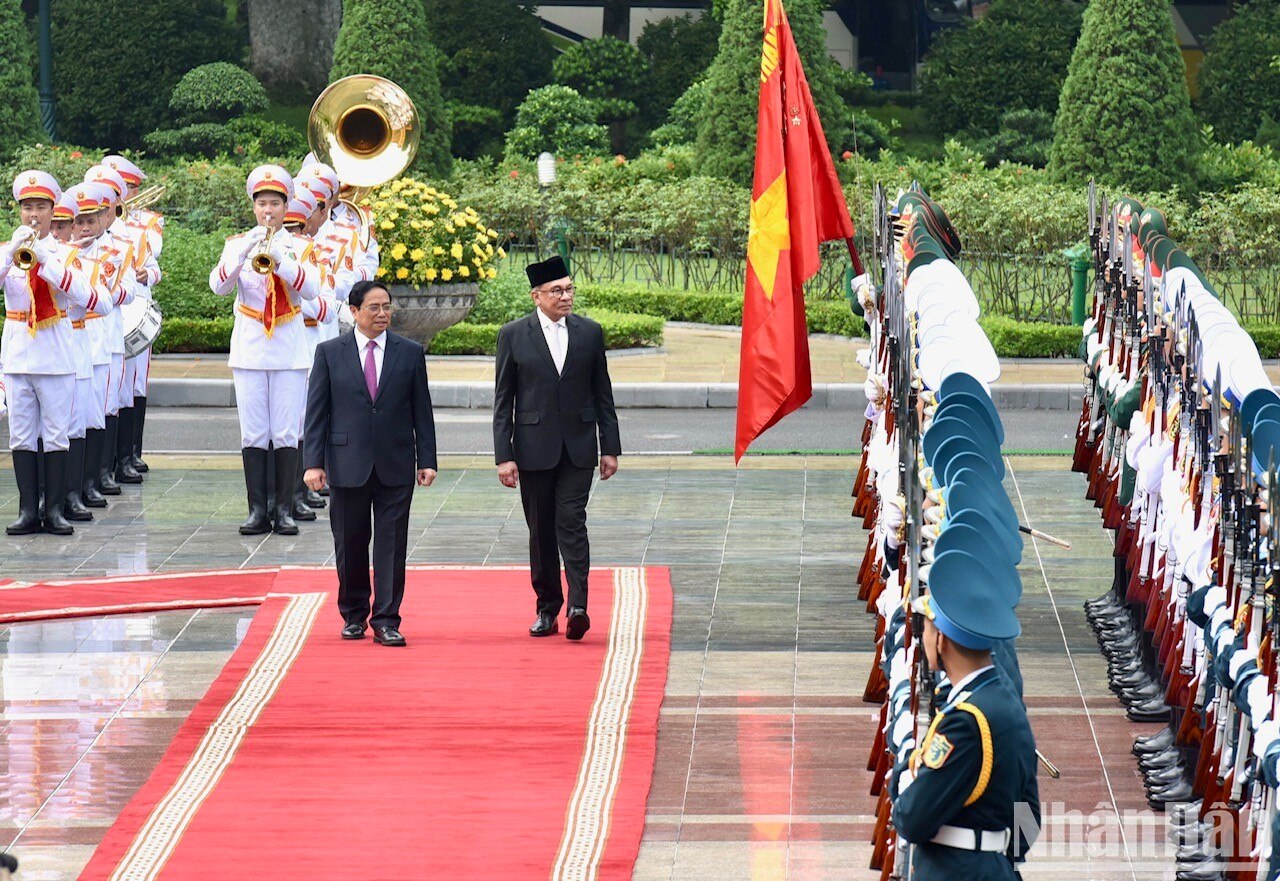 [Ảnh] Thủ tướng Phạm Minh Chính chủ trì Lễ đón Thủ tướng Malaysia Anwar Ibrahim và Phu nhân ảnh 4