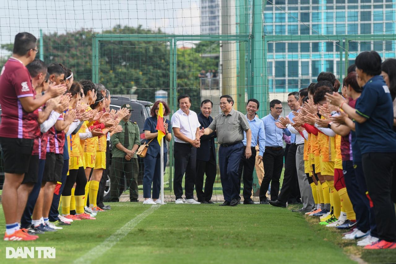 Thủ tướng Phạm Minh Chính thăm và động viên tuyển nữ Việt Nam - 1