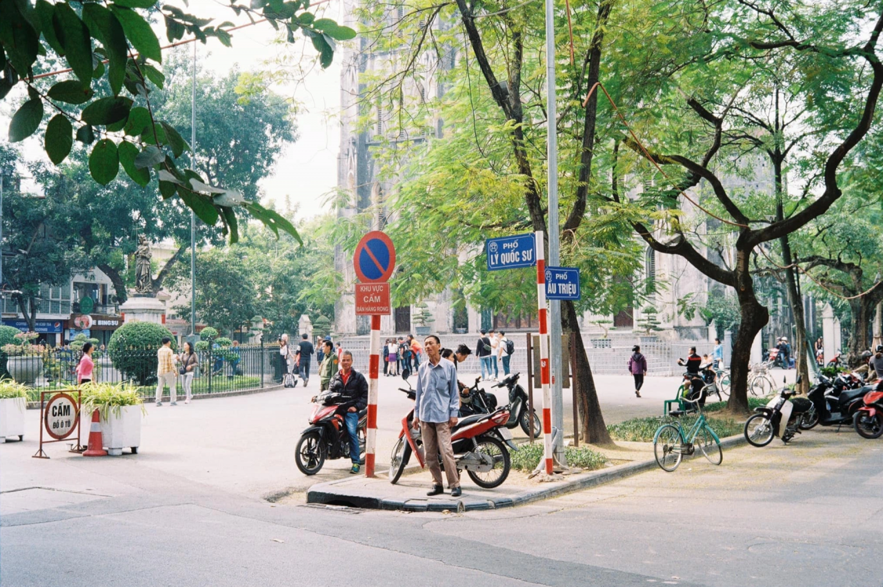 Hà Nội: Xuống phố mùa sấu chín cốm xanh, săn ảnh nắng khi thu về - 10