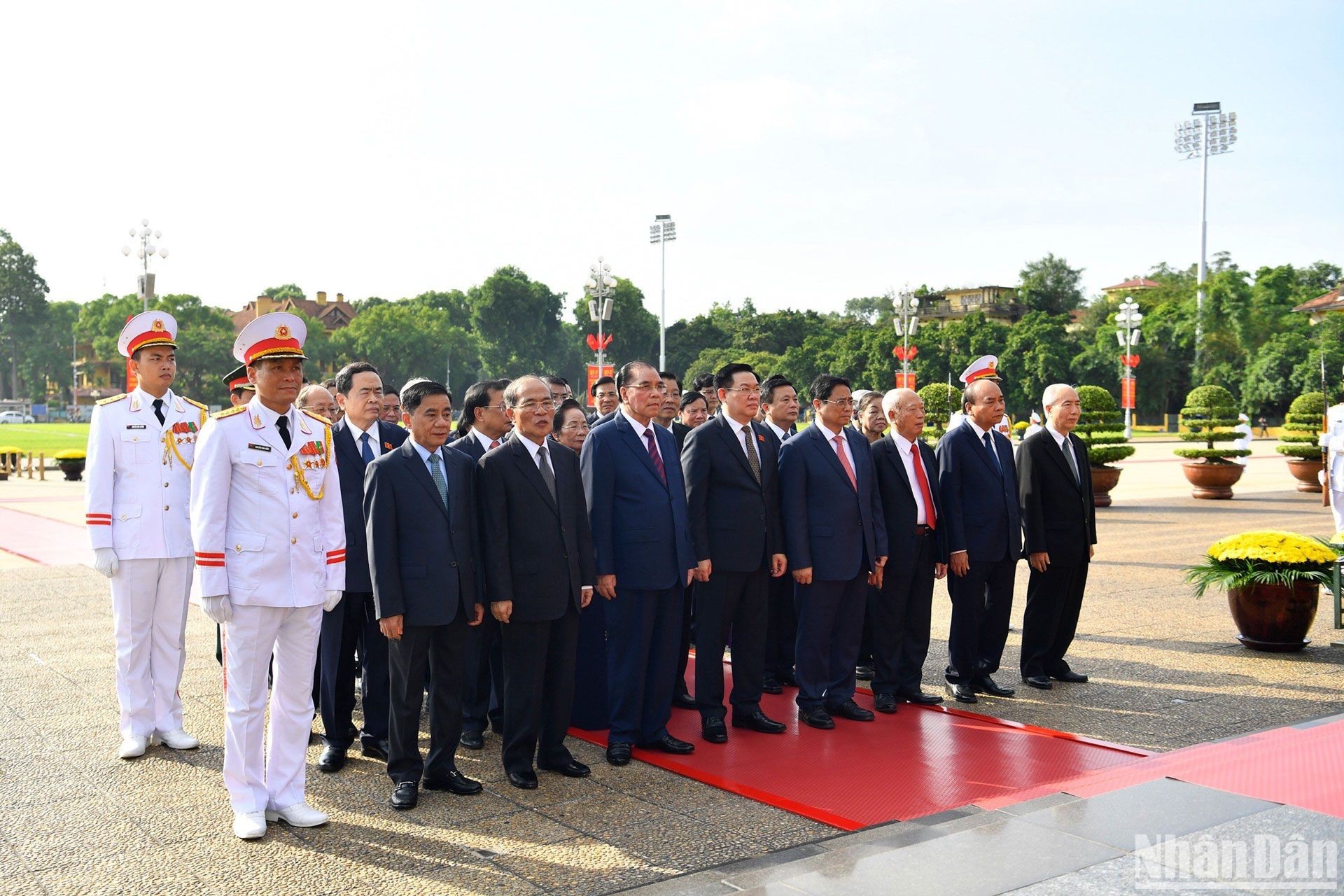 Các đồng chí lãnh đạo Đảng, Nhà nước vào Lăng viếng Chủ tịch Hồ Chí Minh.