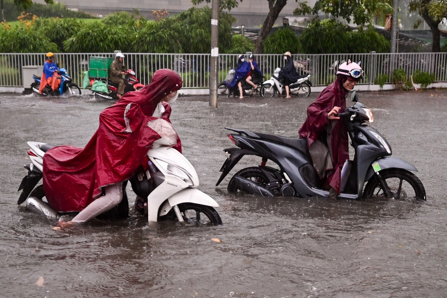 Hà Nội mưa lớn, người đi xe máy chới với giữa dòng nước ngập