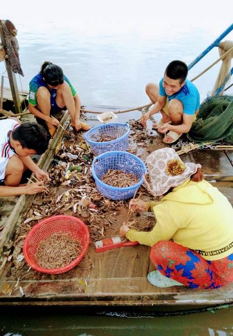 Thiên nhiên có phần ưu đãi với sản vật rất phong phú, người dân tận dụng nguồn tài nguyên thiên nhiên sẵn có để phục vụ cho sinh kế hàng ngày.