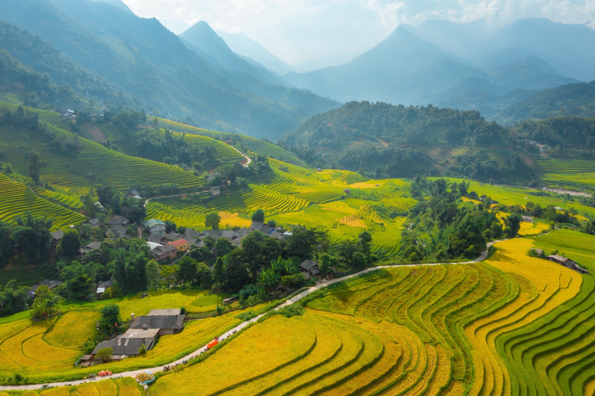 Ruộng bậc thang Sa Pa chín sớm làm 'say lòng' lữ khách - Ảnh 2.