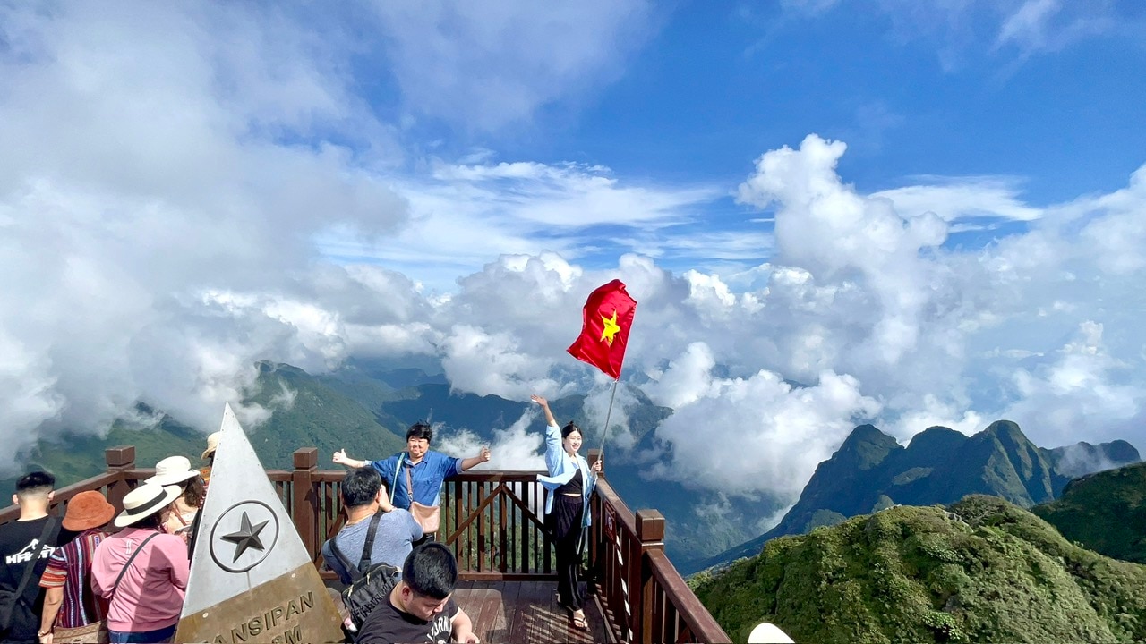 Ruộng bậc thang Sa Pa chín sớm làm 'say lòng' lữ khách - Ảnh 9.