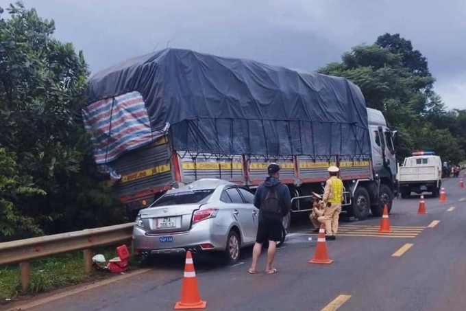 Cảnh sát đang điều tra nguyên nhân tai nạn. Ảnh: Ngọc Oanh