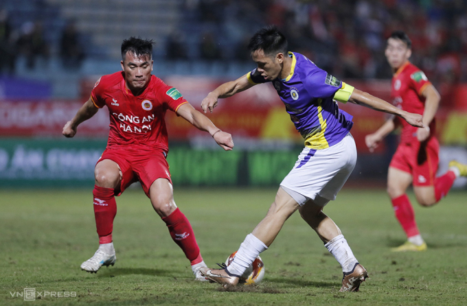 CAHN (áo đỏ) thua Hà Nội FC 0-2 ở giai đoạn I V-League 2023. Ảnh: Lâm Thoả