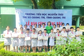 Ngàn đóa hoa tươi thắm dâng Bác Hồ kính yêu