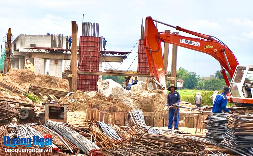 Tập trung nhân lực, phương tiện đẩy nhanh tiến độ thi công dự án Đường ven biển Dung Quất - Sa Huỳnh giai đoạn IIb.    