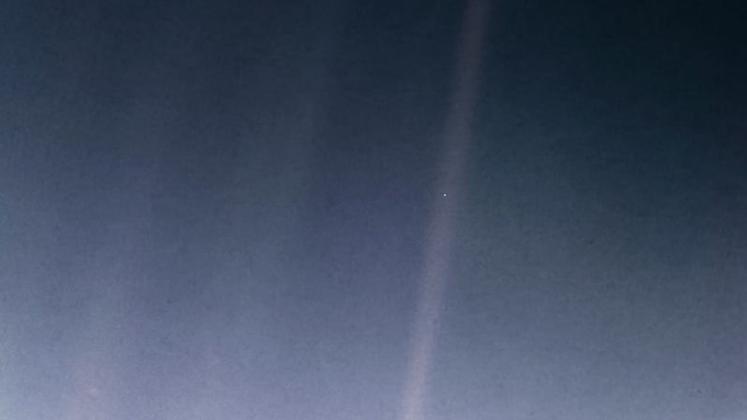 Bức ảnh Pale Blue Dot mang tính biểu tượng do tàu Voyager 1 chụp ngày 14/2/1990. Ảnh: NASA/JPL-Caltech