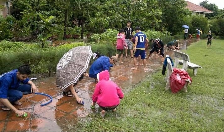 Các em Làng trẻ em SOS Nha Trang luôn năng nổ dọn dẹp để giữ cho làng luôn xanh, sạch, đẹp