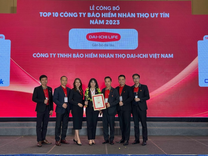 Các thành viên Dai-ichi Life Việt Nam tại Lễ Công bố “Top 10 Công ty uy tín ngành Ngân hàng – Bảo hiểm – Công nghệ năm 2023”.