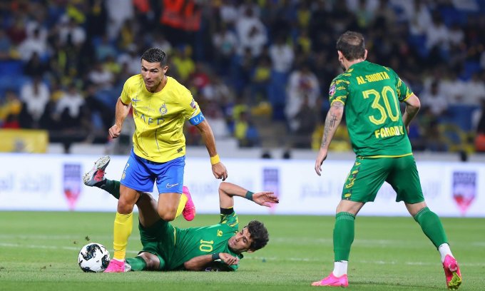 Ronaldo trong nỗ lực rê bóng ở trận thắng Al Shorta. Ảnh: AlNassr