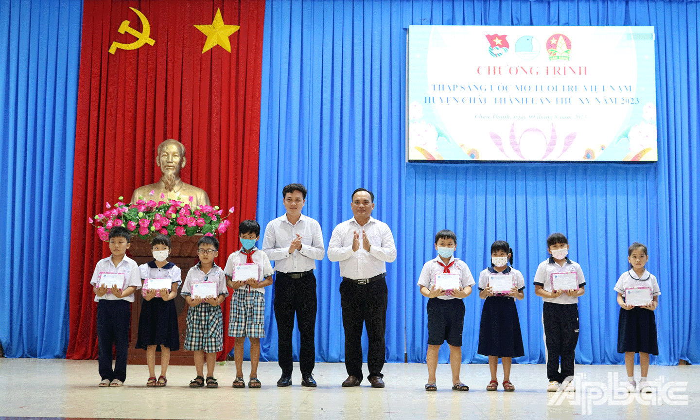 Trao học bổng chương trình “Thắp sáng ước mơ tuổi trẻ Việt Nam” huyện Châu Thành lần 15, năm 2023.