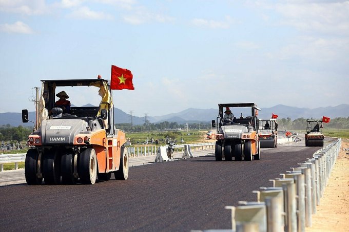 Thi công trên cao tốc quốc lộ 45 - Nghi Sơn. Ảnh: Anh Duy