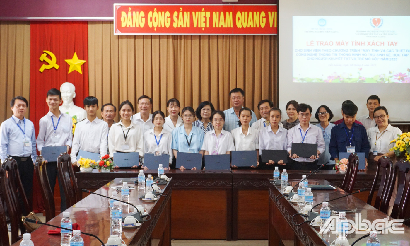 Ban tổ chức trao máy tính xách tay cho các em học sinh khuyết tật, mồ côi học các trường Cao đẳng, đại học trên địa bàn tỉnh Tiền Giang