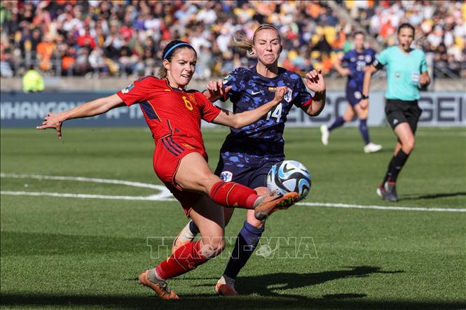 Pha tranh bóng giữa tiền vệ Aitana Bonmati (trái) của Tây Ban Nha và tiền vệ Jackie Groenen của Hà Lan. Ảnh: AFP/TTXVN