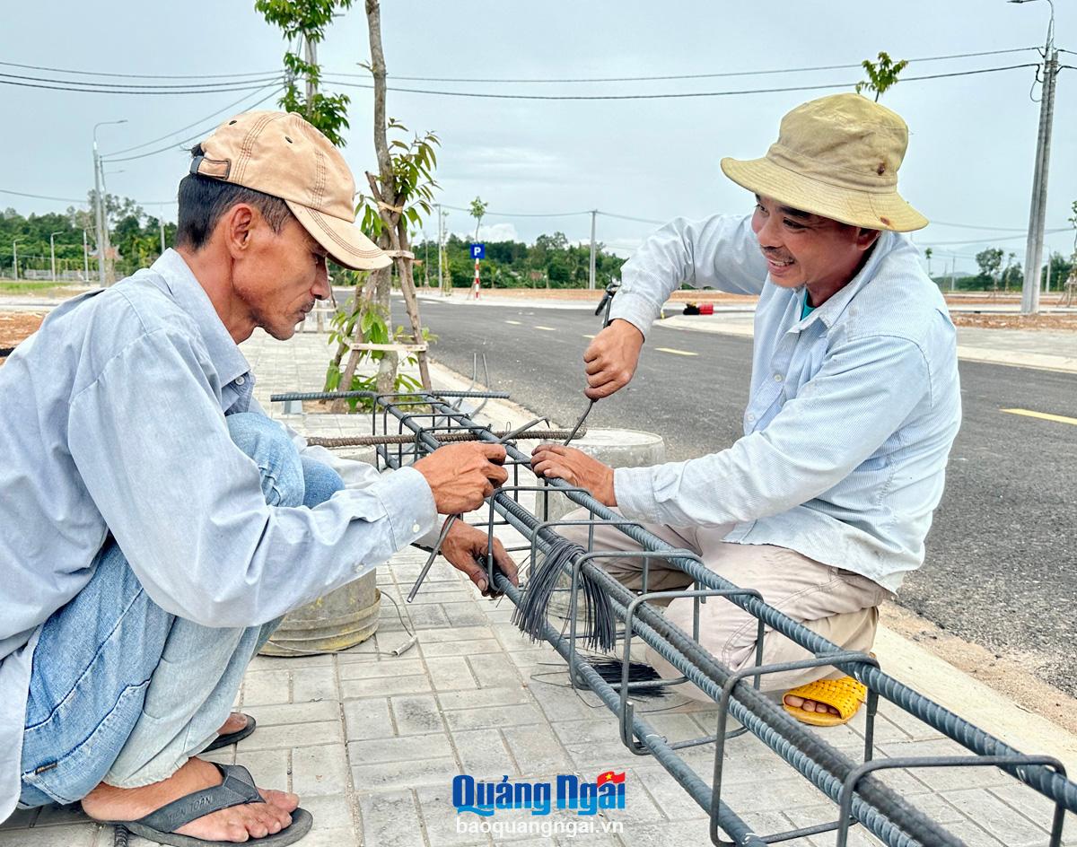 Những người thợ xây dựng nhà cho người dân tái định cư tại khu tái định cư An Hội Bắc 1, xã Nghĩa Kỳ.           Ảnh: Th.Nhị