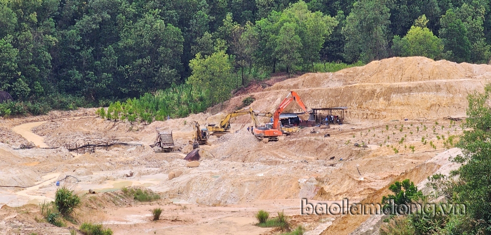 4 xe đào tập trung cùng lúc tại chòi canh số 3 vào trưa ngày 23/7