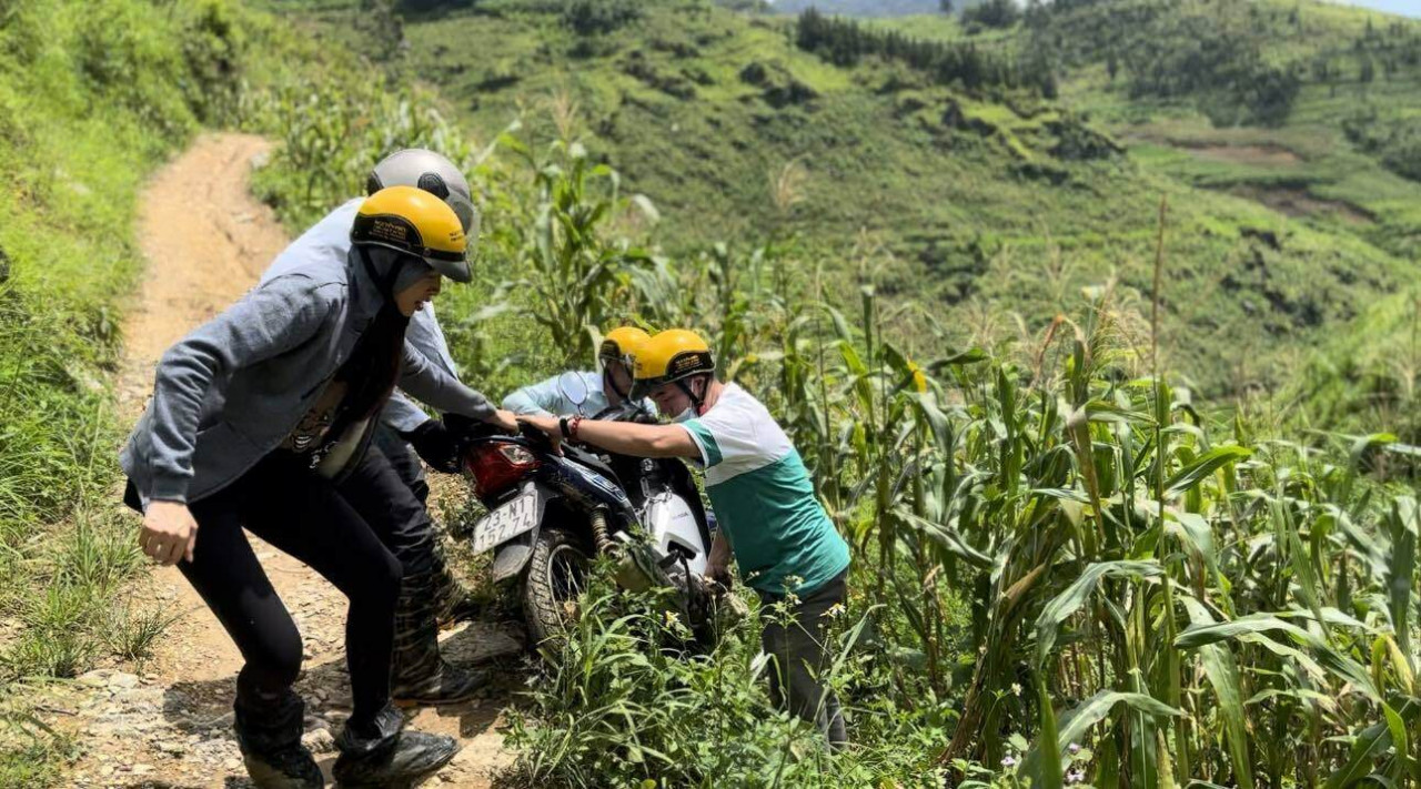 Thùy Tiên gặp tai nạn khi đi từ thiện với Quang Linh: Tình hình giờ ra sao? 2