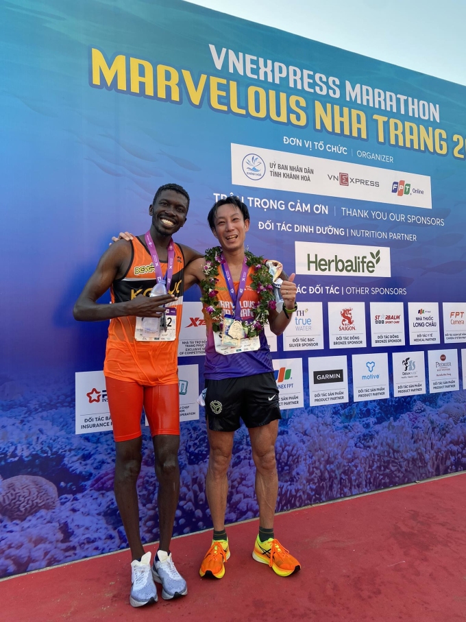 Nakajima và Chepkwony chụp cùng nhau sau màn tranh tài tại VnExpress Marathon Marvelous Nha Trang. Ảnh: Quỳnh Chi