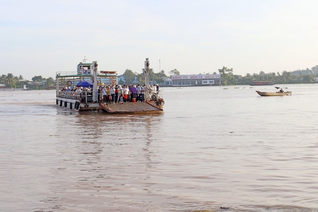 Không kéo rào chắn ở mỏ bàn phà nguy hiểm cho cả người và phương tiện.