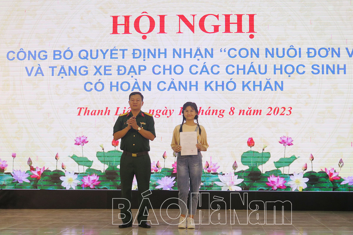 Ban CHQS huyện Thanh Liêm công bố quyết định nhận “Con nuôi đơn vị”            