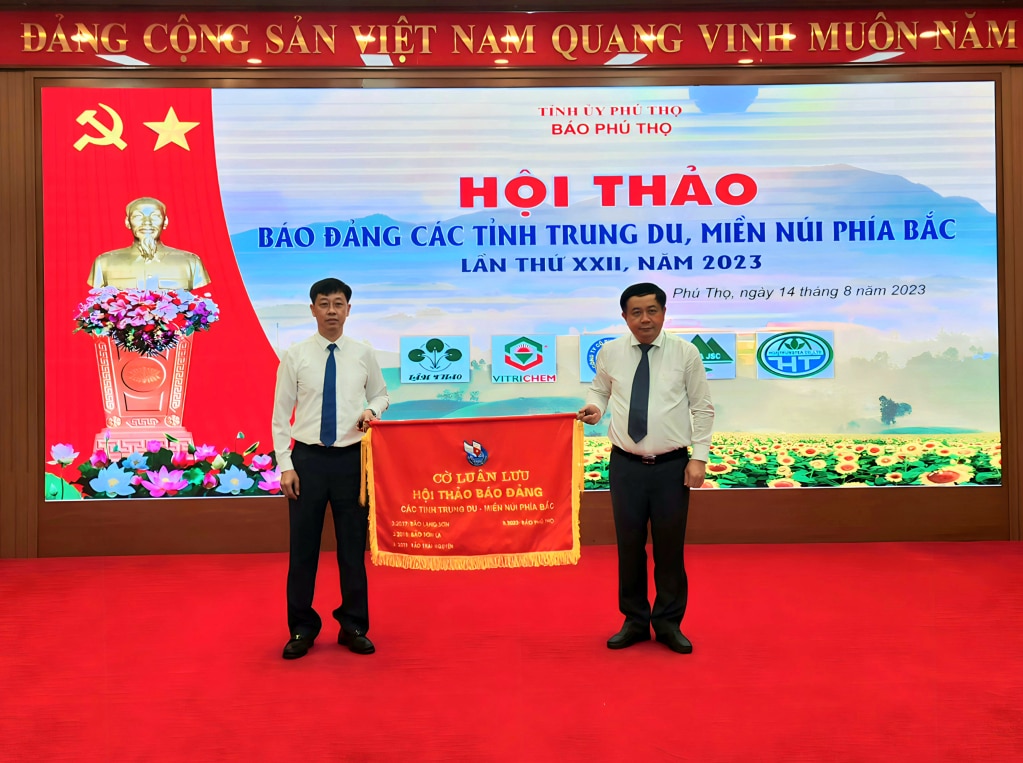 Tổng Biên tập Báo Phú Thọ trao Cờ luân lưu cho lãnh đạo Trung tâm Truyền thông tỉnh Quảng Ninh,  đơn vị đăng cai Hội thảo Báo Đảng các tỉnh Trung du, miền núi phía Bắc lần thứ XXIII, năm 2024.