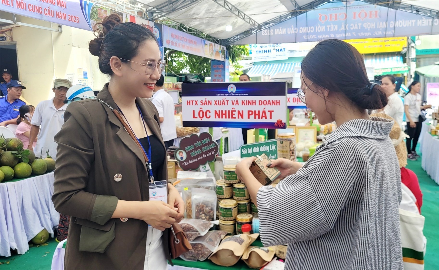 Sản phẩm siro húng chanh tỏi đen được nhiều mẹ bầu, mẹ có con nhỏ tin dùng. Ảnh: M.L